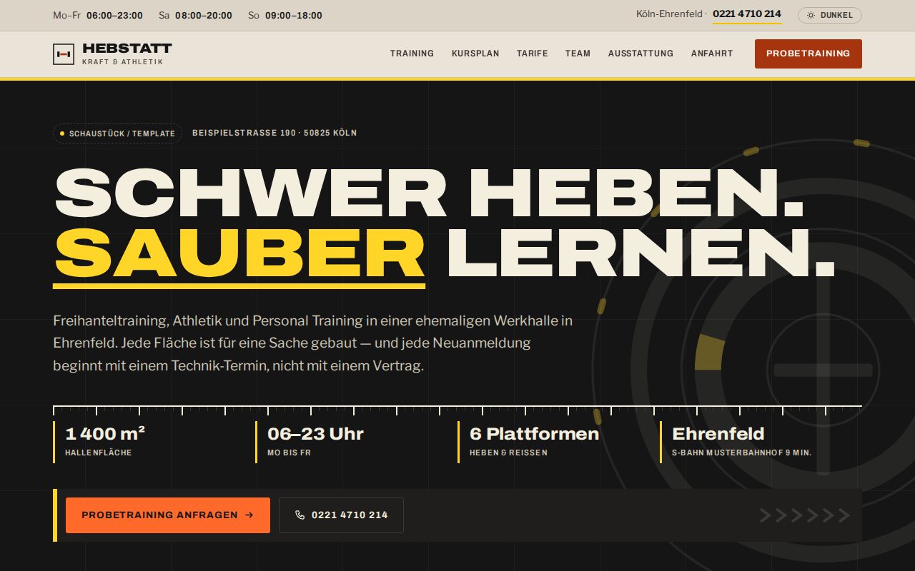 Oberer Teil der Startseite eines Fitnessstudios: oben eine schmale Leiste mit Öffnungszeiten, darunter Kopfzeile mit Wortmarke und Navigation, dann unter einer gelben Linie eine fast schwarze Fläche mit einer sehr großen zweizeiligen Versal-Schlagzeile, ein Wort davon gelb, einer blassen Hantelscheibe als Wasserzeichen, vier Kennzahlen an einer Messleiste und einer orangefarbenen Schaltfläche.