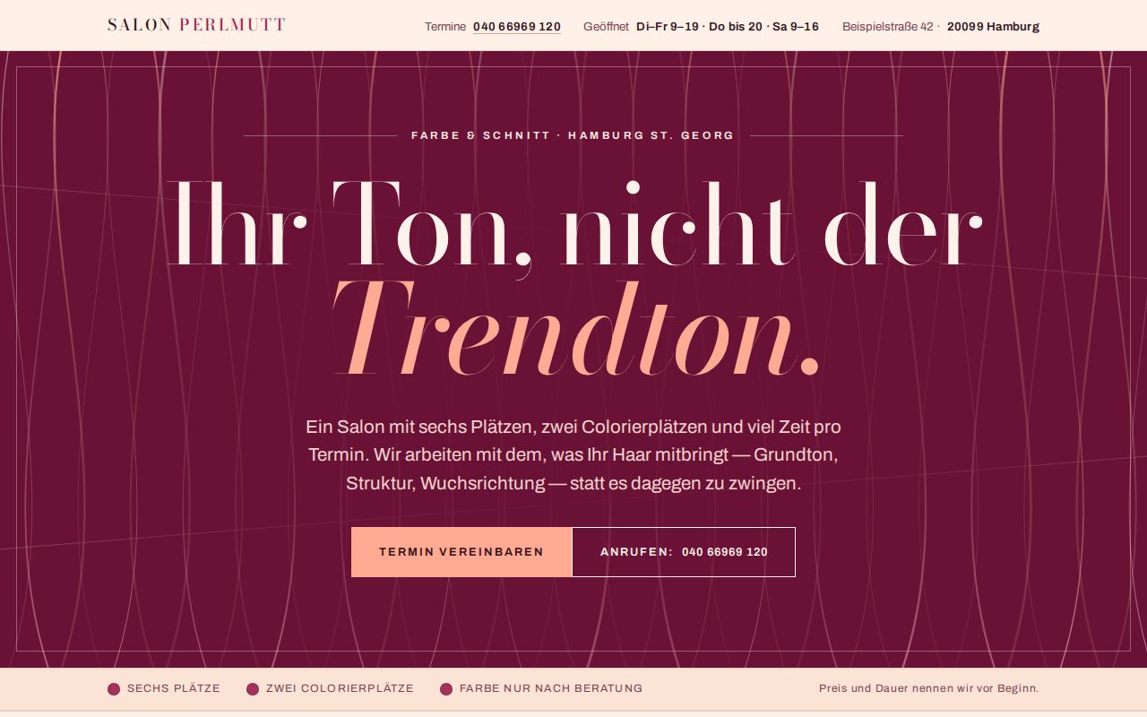Oberer Teil der Startseite eines Friseursalons: schmale Kopfzeile mit Name, Rufnummer, Öffnungszeiten und Anschrift, darunter eine beerenrote Fläche wie ein Magazintitel mit einer großen zentrierten Serifen-Schlagzeile, deren kursives Wort pfirsichfarben ist, feinen gezeichneten Haarsträhnen im Hintergrund, einem kurzen Absatz und zwei eckigen Schaltflächen für Termin und Anruf.