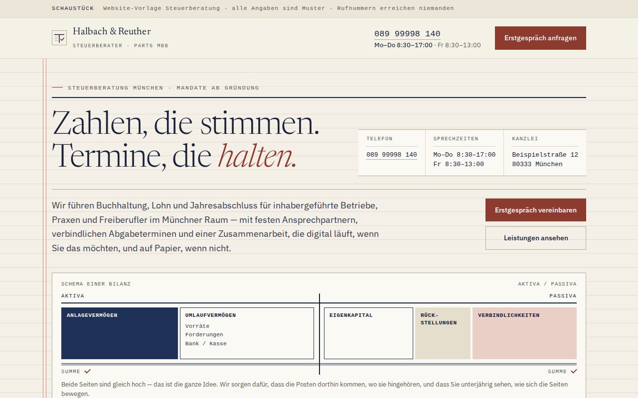 Oberer Teil der Startseite einer Steuerkanzlei auf liniertem Papier in Tintenblau und Siegelrot: oben ein schmaler Hinweisbalken „Schaustück“, darunter Kopfzeile mit Name, Rufnummer und Schaltfläche, eine zweizeilige Serifen-Schlagzeile mit einem kursiven roten Wort, daneben eine kleine Tabelle mit Telefon, Sprechzeiten und Anschrift in Schreibmaschinenschrift, ein Absatz und darunter über die volle Breite ein schematisches Bilanz-Band mit Aktiva und Passiva.